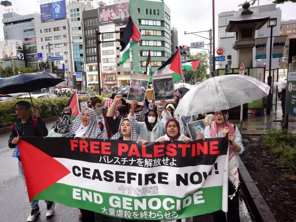 JAPONYA'DA İSRAİL'İN GAZZE'DEKİ KATLİAMINA KARŞI PROTESTO YÜRÜYÜŞÜ YÜZLERCE KİŞİ FİLİSTİN'E DESTEK İÇİN YÜRÜDÜ
