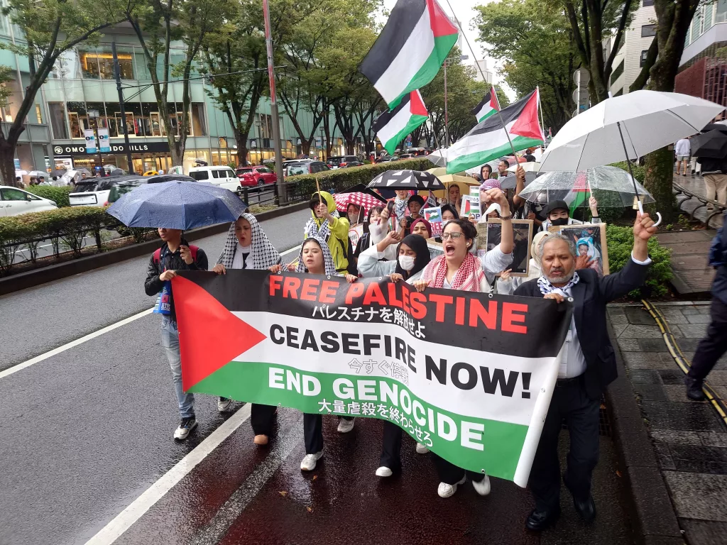 JAPONYA'DA İSRAİL'İN GAZZE'DEKİ KATLİAMINA KARŞI PROTESTO YÜRÜYÜŞÜ YÜZLERCE KİŞİ FİLİSTİN'E DESTEK İÇİN YÜRÜDÜ