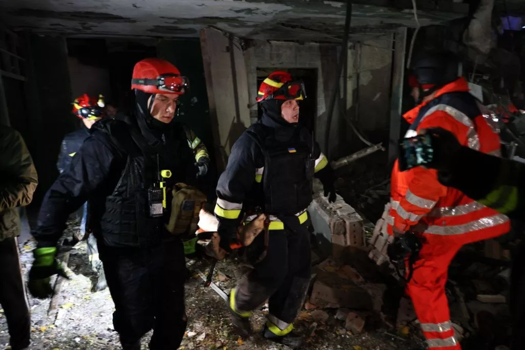 RUSYA HARKOV'DA SİVİLLERİN BULUNDUĞU BİNAYI HEDEF ALDI: 1 ÖLÜ