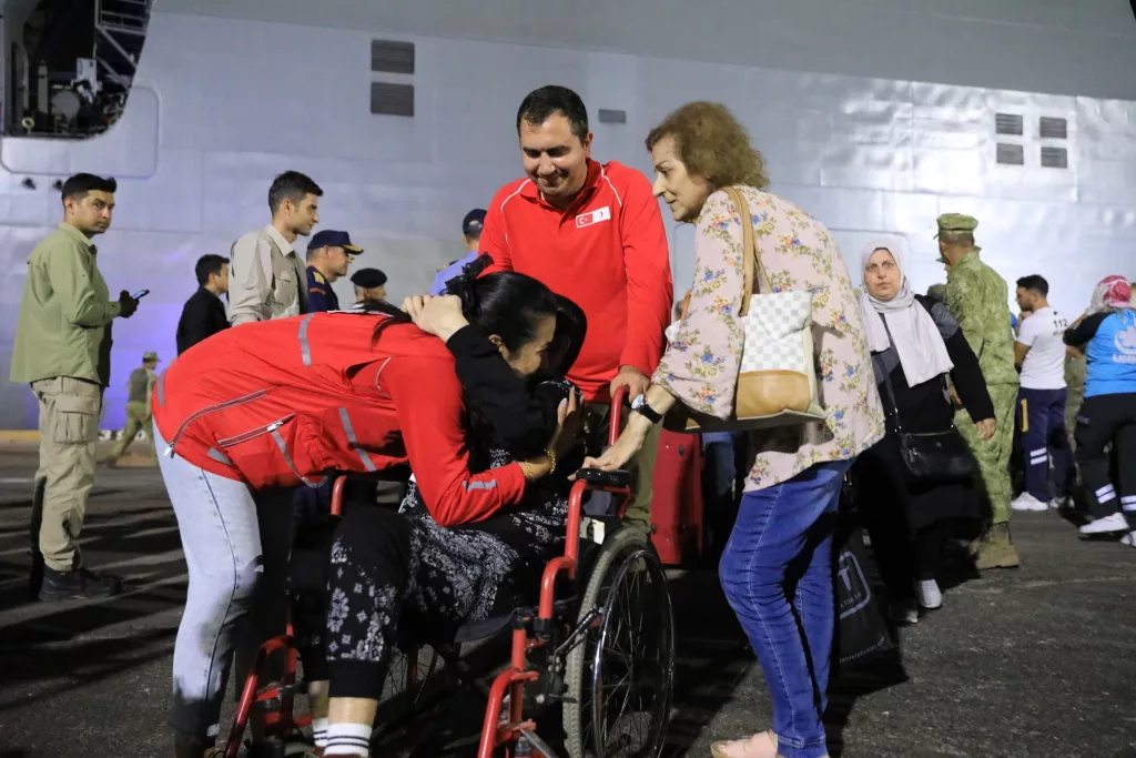 TÜRK KIZILAY'DAN LÜBNAN'DAN TAHLİYE EDİLENLERE SICAK YEMEK