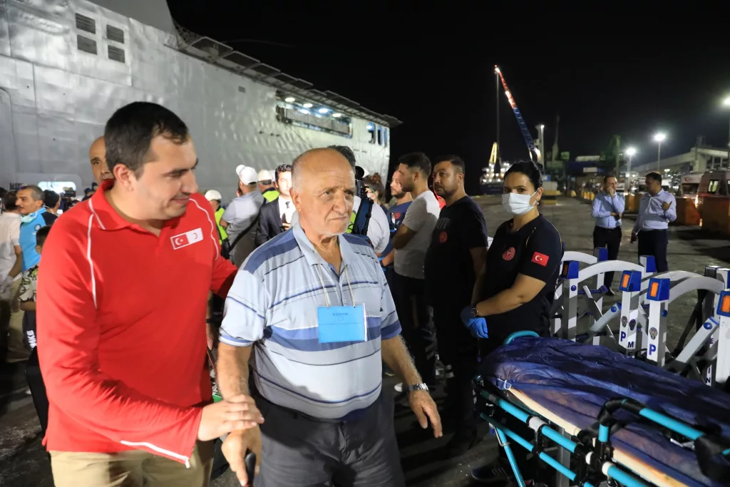 TÜRK KIZILAY'DAN LÜBNAN'DAN TAHLİYE EDİLENLERE SICAK YEMEK