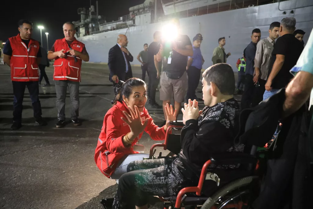 TÜRK KIZILAY'DAN LÜBNAN'DAN TAHLİYE EDİLENLERE SICAK YEMEK