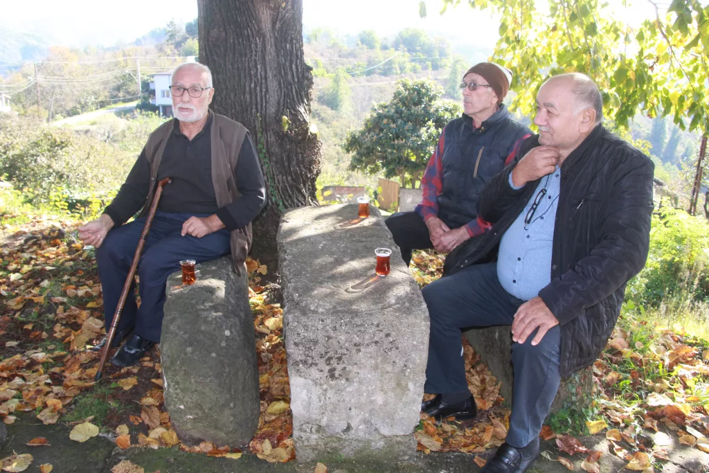 ROMA DÖNEMİNE AİT YAKLAŞIK 1800 YILLIK MİL TAŞINI BİLMEDEN OTURAK OLARAK KULLANDILAR ORDU'DA ROMA İMPARATORLUĞU DÖNEMİNDE, MİLATTAN SONRA 239 YILI CİVARINDA DİKİLEN BİR MİL TAŞI OLAN YAZITLI TAŞ BULUNDU