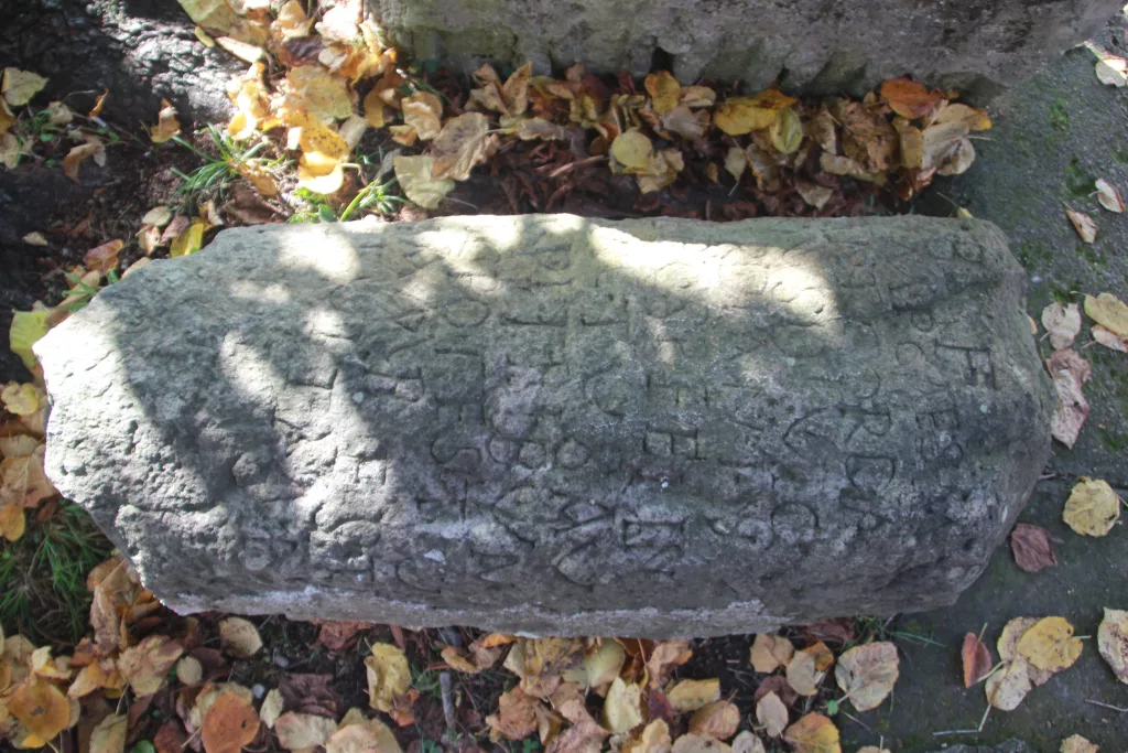 ROMA DÖNEMİNE AİT YAKLAŞIK 1800 YILLIK MİL TAŞINI BİLMEDEN OTURAK OLARAK KULLANDILAR ORDU'DA ROMA İMPARATORLUĞU DÖNEMİNDE, MİLATTAN SONRA 239 YILI CİVARINDA DİKİLEN BİR MİL TAŞI OLAN YAZITLI TAŞ BULUNDU