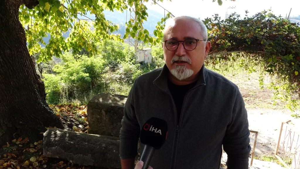 ROMA DÖNEMİNE AİT YAKLAŞIK 1800 YILLIK MİL TAŞINI BİLMEDEN OTURAK OLARAK KULLANDILAR ORDU'DA ROMA İMPARATORLUĞU DÖNEMİNDE, MİLATTAN SONRA 239 YILI CİVARINDA DİKİLEN BİR MİL TAŞI OLAN YAZITLI TAŞ BULUNDU
