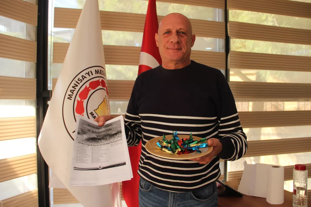 MANİSA MESİR MACUNU AVRUPA'DAN DA COĞRAFİ İŞARET ALDI YAKLAŞIK 3 YILLIK BİR SÜRECİN ARDINDAN AVRUPA BİRLİĞİ COĞRAFİ İŞARETİNİ ALAN MANİSA MESİR MACUNU TÜRKİYE'NİN 28. COĞRAFİ İŞARETLİ ÜRÜNÜ OLDU MANİSA'YI MESİR'İ TANITMA VE TURİZM DERNEĞİ BAŞKANI UFUK TANIK: