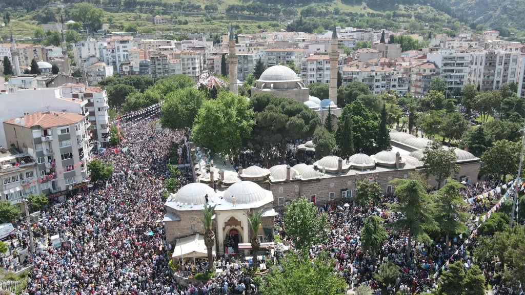MANİSA MESİR MACUNU AVRUPA'DAN DA COĞRAFİ İŞARET ALDI YAKLAŞIK 3 YILLIK BİR SÜRECİN ARDINDAN AVRUPA BİRLİĞİ COĞRAFİ İŞARETİNİ ALAN MANİSA MESİR MACUNU TÜRKİYE'NİN 28. COĞRAFİ İŞARETLİ ÜRÜNÜ OLDU MANİSA'YI MESİR'İ TANITMA VE TURİZM DERNEĞİ BAŞKANI UFUK TANIK: