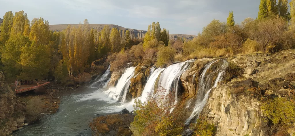 MURADİYE ŞELALESİ'NDE SONBAHAR GÜZELLİĞİ