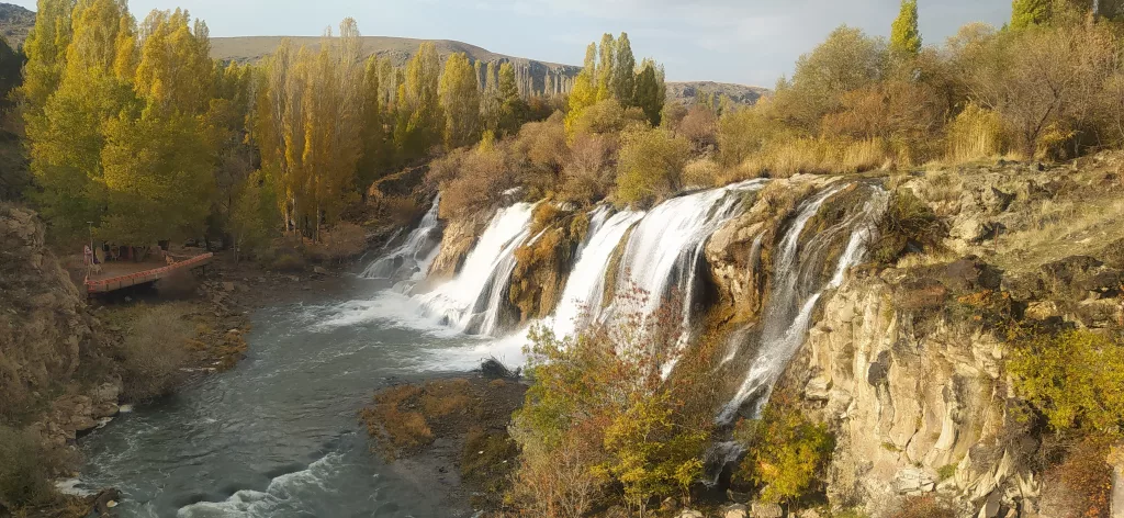 MURADİYE ŞELALESİ'NDE SONBAHAR GÜZELLİĞİ