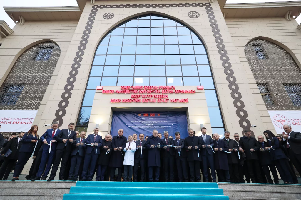 CUMHURBAŞKANI ERDOĞAN, RECEP TAYYİP ERDOĞAN BİŞKEK KIRGIZ-TÜRK DOSTLUK DEVLET HASTANESİ'NİN AÇILIŞINI GERÇEKLEŞTİRDİ