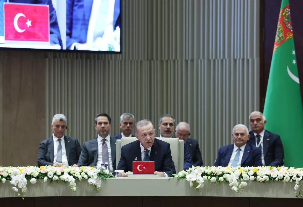 CUMHURBAŞKANI ERDOĞAN: "FİLİSTİN'DE YAŞANAN SOYKIRIMIN DURDURULMASI KONUSUNDA ULUSLARARASI TOPLUM KÖTÜ BİR SINAV VERİYOR" "TÜRK DÜNYASININ DA KARARLI BİR DURUŞ SERGİLEMESİ GEREKTİĞİNİ DÜŞÜNÜYORUM" "KAZAKİSTAN, KIRGIZİSTAN, ÖZBEKİSTAN VE TÜRKMENİSTAN'IN YENİ ALFABEYE GEÇİŞ İÇİN İNİSİYATİF BAŞLATMASI İSABETLİ OLACAKTIR"