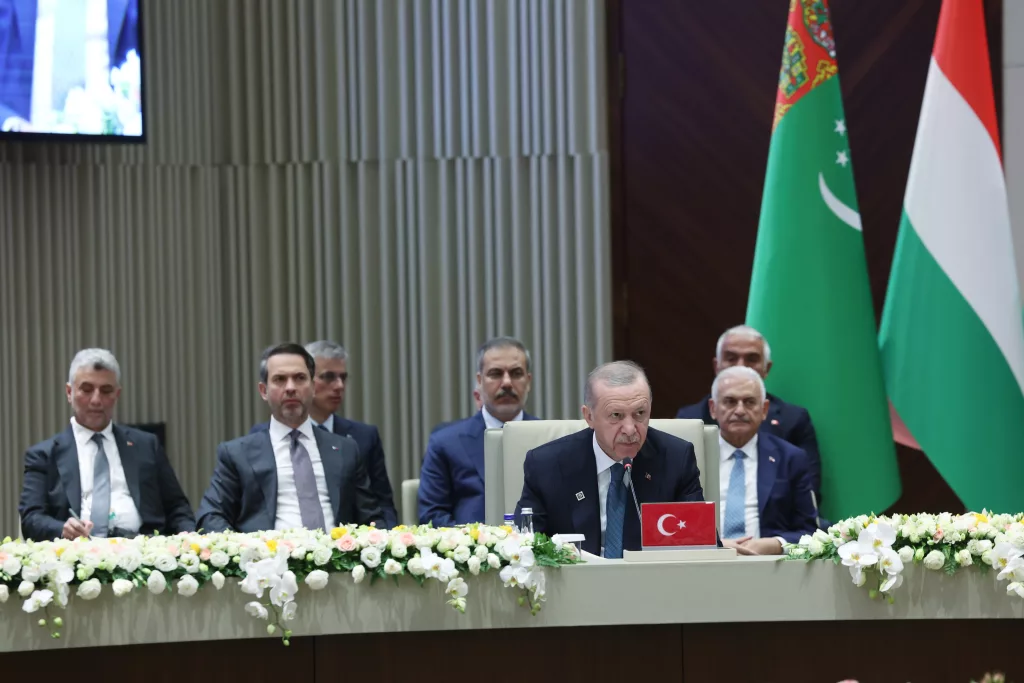 CUMHURBAŞKANI ERDOĞAN: "FİLİSTİN'DE YAŞANAN SOYKIRIMIN DURDURULMASI KONUSUNDA ULUSLARARASI TOPLUM KÖTÜ BİR SINAV VERİYOR" "TÜRK DÜNYASININ DA KARARLI BİR DURUŞ SERGİLEMESİ GEREKTİĞİNİ DÜŞÜNÜYORUM" "KAZAKİSTAN, KIRGIZİSTAN, ÖZBEKİSTAN VE TÜRKMENİSTAN'IN YENİ ALFABEYE GEÇİŞ İÇİN İNİSİYATİF BAŞLATMASI İSABETLİ OLACAKTIR"