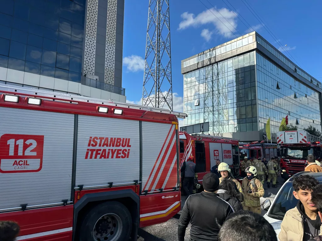 BAHÇELİEVLER'DE OKULUN DIŞ CEPHESİ ALEV ALEV YANDI BÜYÜK PANİK YAŞAYAN ÖĞRENCİLER PANİK HALİNDE DIŞARI ÇIKTI