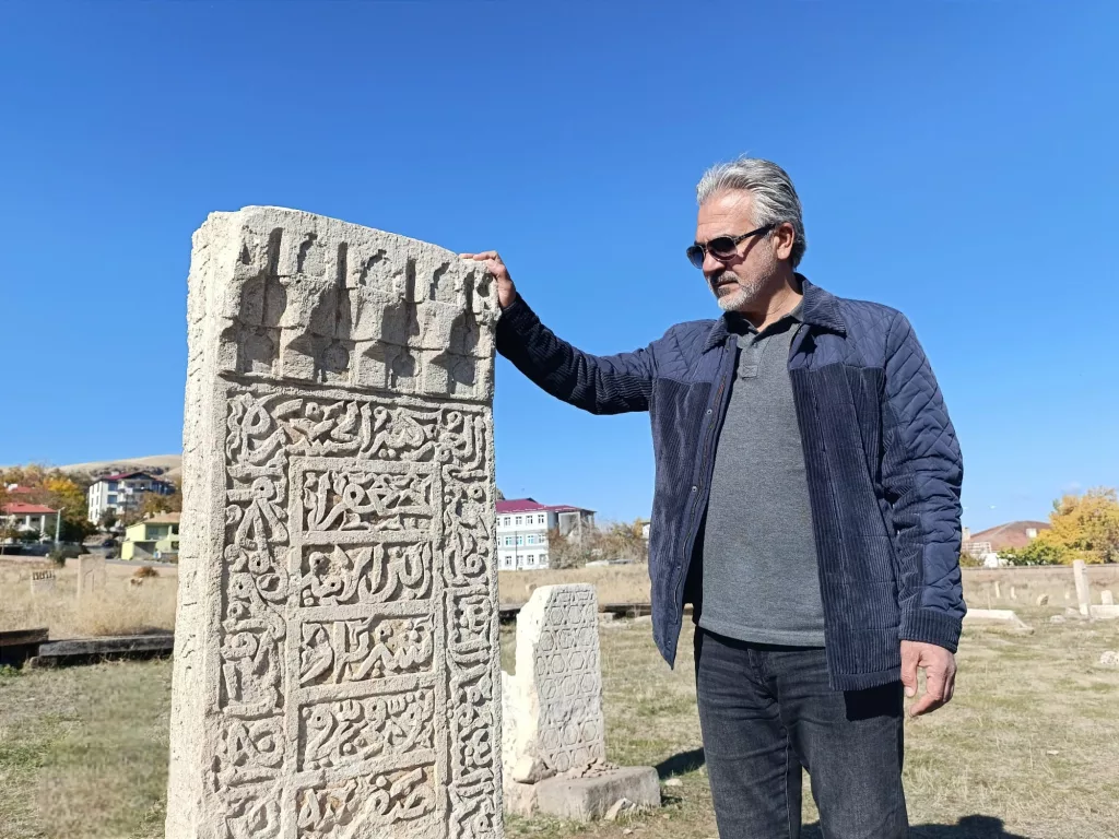 GEVAŞ SELÇUKLU MEZARLIĞI'NDA 45 YENİ MEZAR GÜN YÜZÜNE ÇIKARILDI