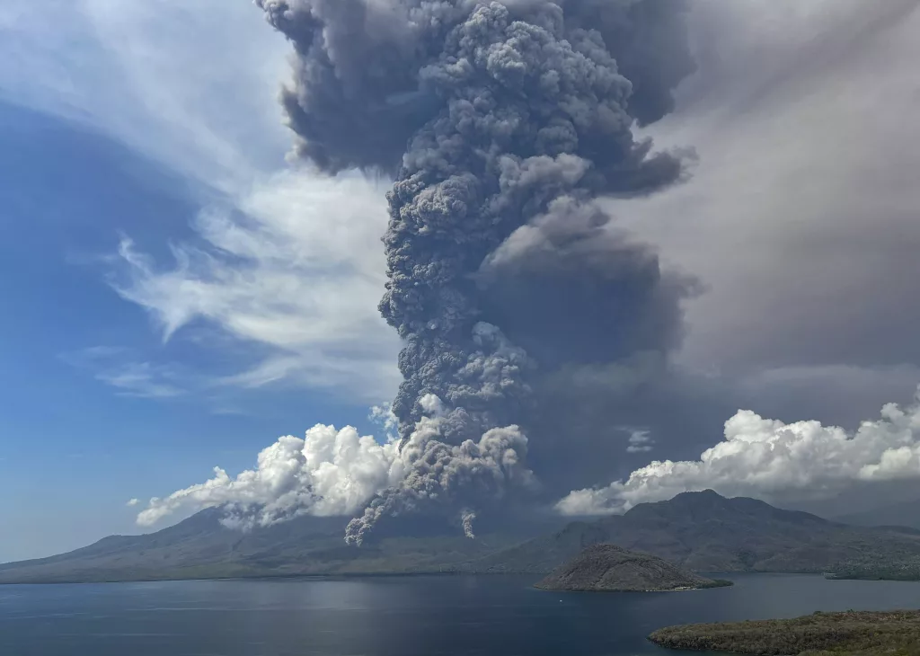 Lewotobi Laki-Laki volcano eruption