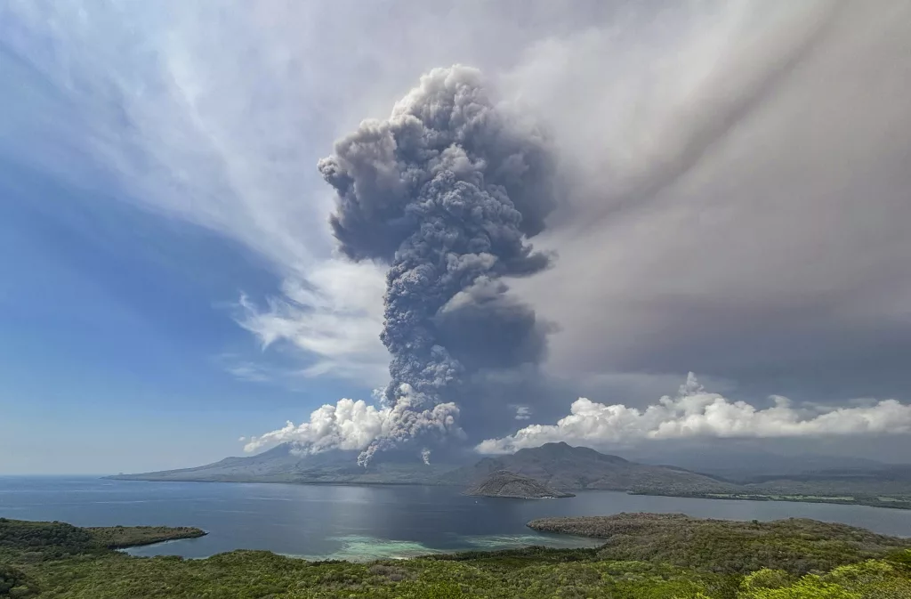 Lewotobi Laki-Laki volcano eruption
