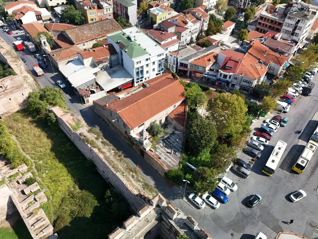 OSMANLI CİHAN DEVLETİ'NİN YAŞATTIĞI ETNİK ÇEŞİTLİLİĞİN SİMGESİ OLAN AYİOS NİKOLAOS KİLİSESİ HAVADAN GÖRÜNTÜLENDİ