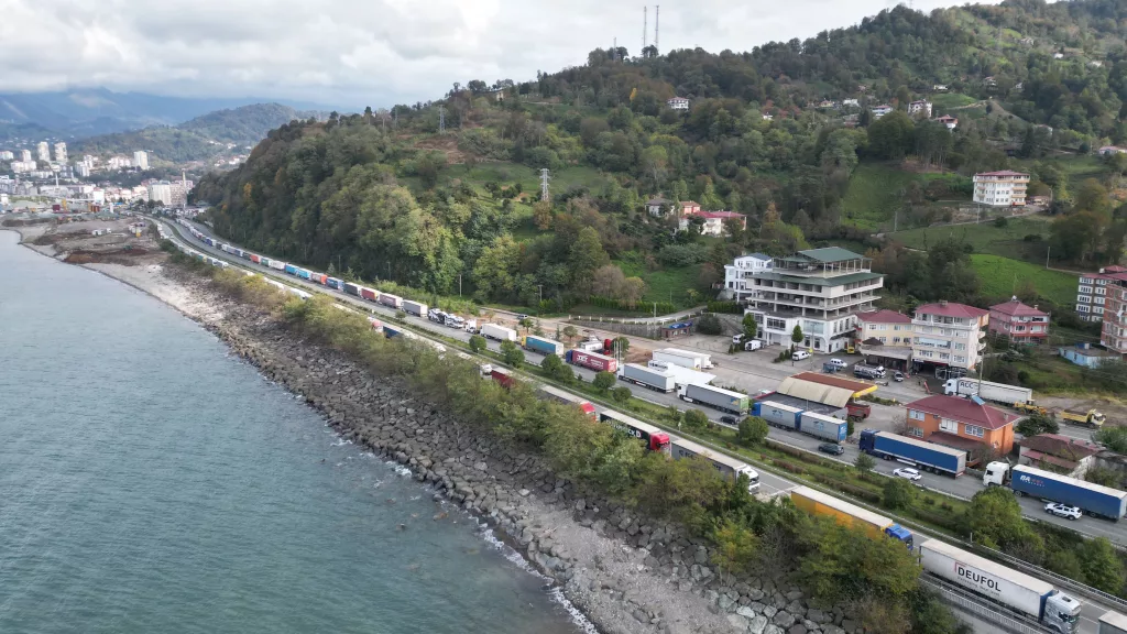 SARP SINIR KAPISI'NDA TIRLAR KİLOMETRELERCE KUYRUK OLUŞTURDU