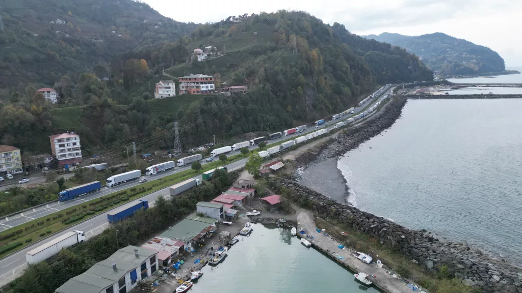 SARP SINIR KAPISI'NDA TIRLAR KİLOMETRELERCE KUYRUK OLUŞTURDU
