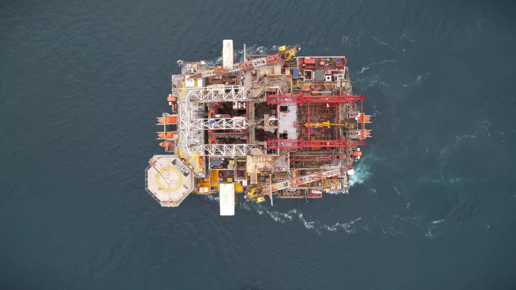 DEV PETROL PLATFORMU İSTANBUL BOĞAZI'NDAN GEÇTİ DEV PLATFORMUN 15 TEMMUZ ŞEHİTLER KÖPRÜSÜ'NÜN ALTINDAN GEÇİŞİ DRON İLE GÖRÜNTÜLENDİ