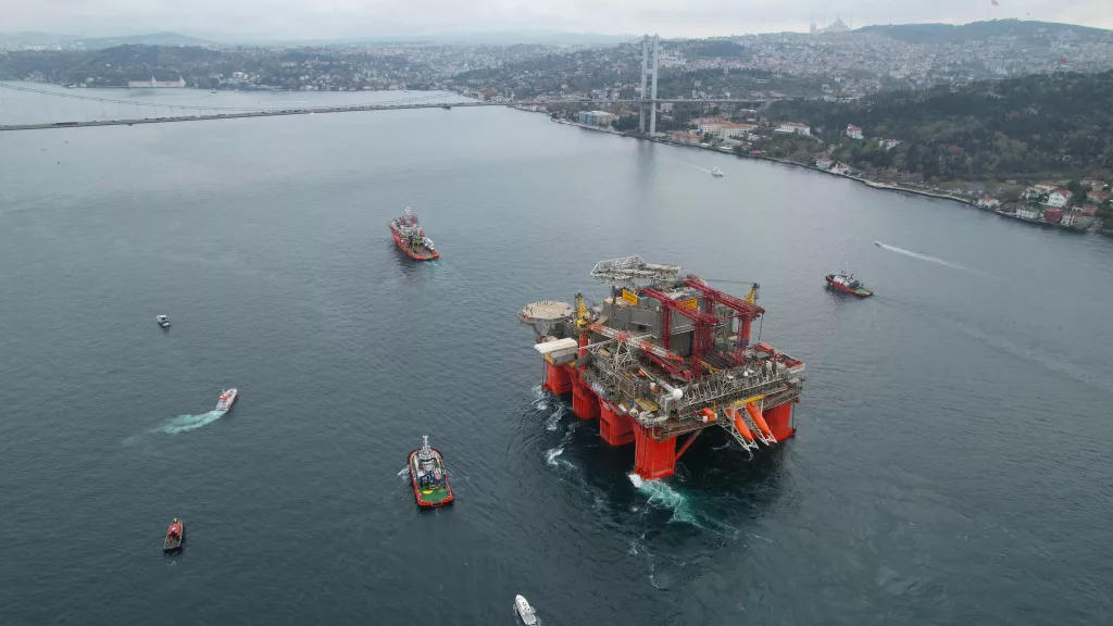 DEV PETROL PLATFORMU İSTANBUL BOĞAZI'NDAN GEÇTİ DEV PLATFORMUN 15 TEMMUZ ŞEHİTLER KÖPRÜSÜ'NÜN ALTINDAN GEÇİŞİ DRON İLE GÖRÜNTÜLENDİ