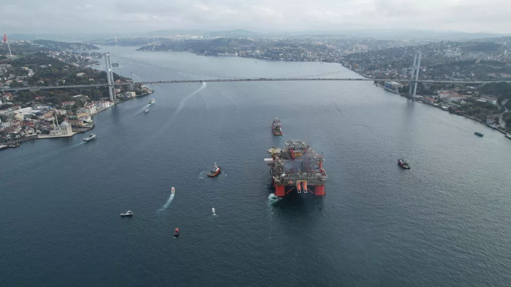 DEV PETROL PLATFORMU İSTANBUL BOĞAZI'NDAN GEÇTİ DEV PLATFORMUN 15 TEMMUZ ŞEHİTLER KÖPRÜSÜ'NÜN ALTINDAN GEÇİŞİ DRON İLE GÖRÜNTÜLENDİ