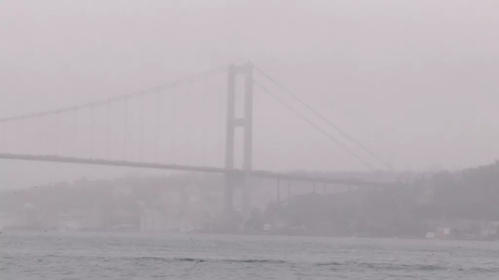 İSTANBUL BOĞAZI SİSE GÖMÜLDÜ