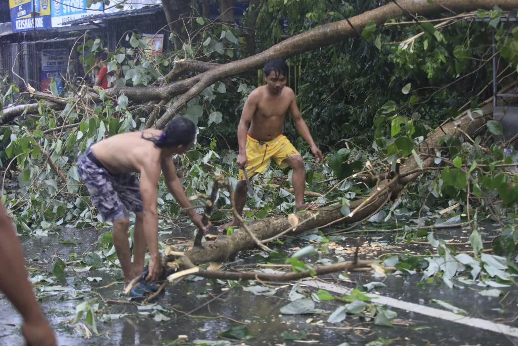 Typhoon Man-yi lands in the Philippines