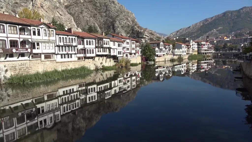 TABLO GİBİ ŞEHİR AMASYA AMASYA'DA TARİHİ YALIBOYU EVLERİ YEŞİLIRMAK NEHRİ'NE TABLO GİBİ YANSIDI