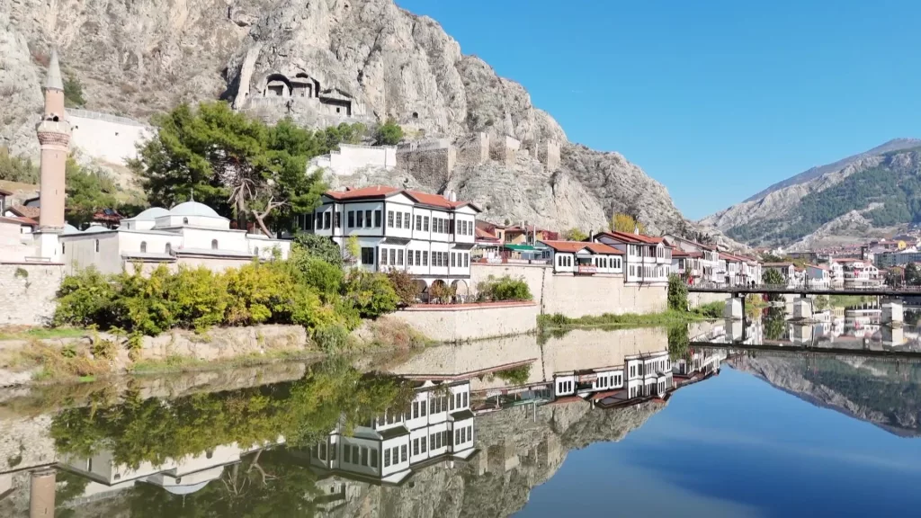 TABLO GİBİ ŞEHİR AMASYA AMASYA'DA TARİHİ YALIBOYU EVLERİ YEŞİLIRMAK NEHRİ'NE TABLO GİBİ YANSIDI