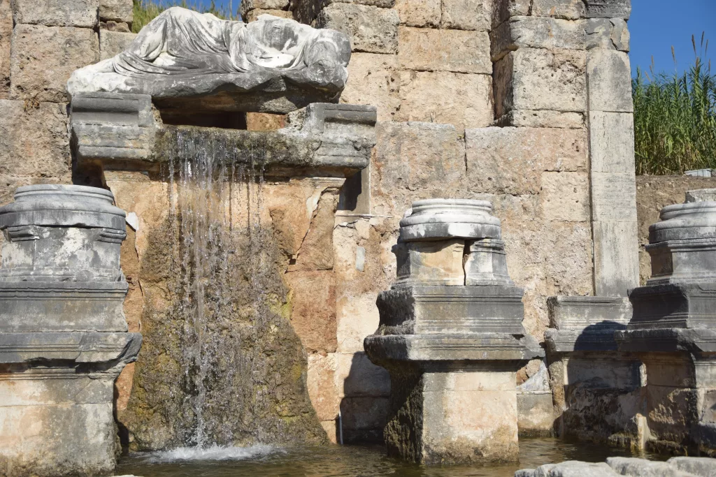 PERGE ANTİK KENTİ'NDEKİ ÇEŞMEDEN 1800 YIL SONRA SU AKMAYA BAŞLADI 2'NCİ YÜZYILDA ROMA İMPARATORU HADRİANUS TARAFINDAN YAPTIRILDIĞI DÜŞÜNÜLEN KESTROS ÇEŞMESİ YENİDEN AKMAYA BAŞLADI