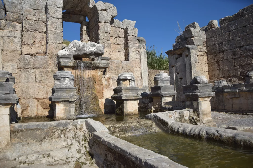 PERGE ANTİK KENTİ'NDEKİ ÇEŞMEDEN 1800 YIL SONRA SU AKMAYA BAŞLADI 2'NCİ YÜZYILDA ROMA İMPARATORU HADRİANUS TARAFINDAN YAPTIRILDIĞI DÜŞÜNÜLEN KESTROS ÇEŞMESİ YENİDEN AKMAYA BAŞLADI