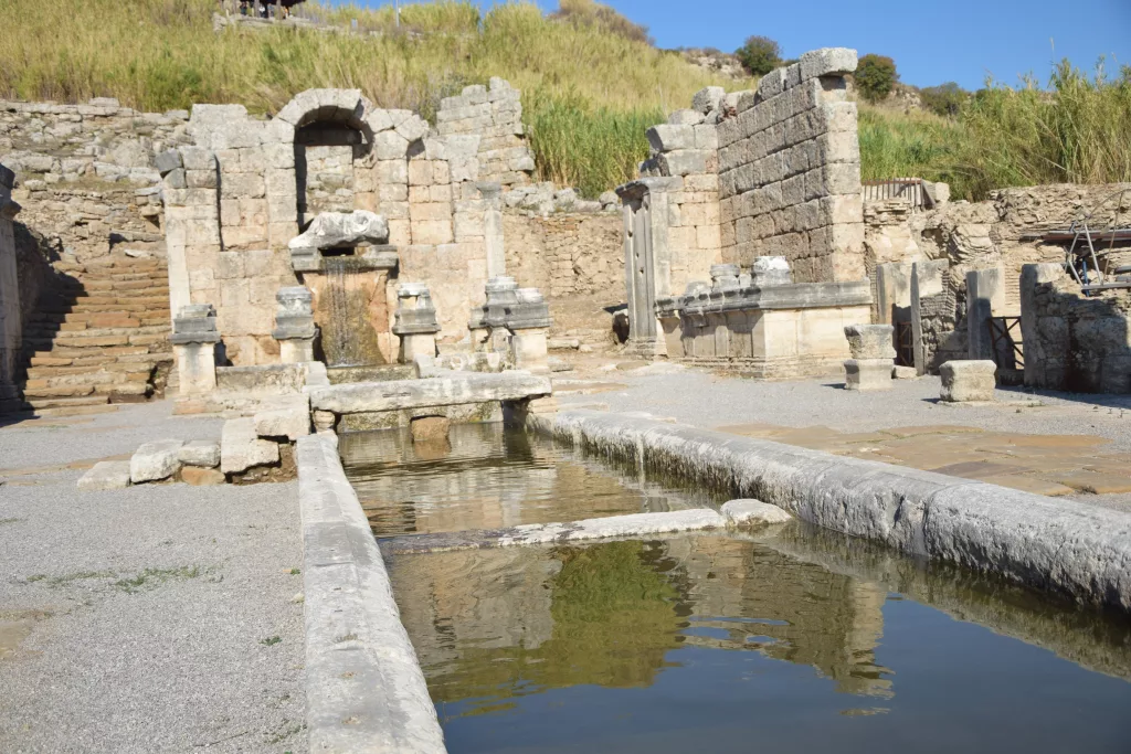 PERGE ANTİK KENTİ'NDEKİ ÇEŞMEDEN 1800 YIL SONRA SU AKMAYA BAŞLADI 2'NCİ YÜZYILDA ROMA İMPARATORU HADRİANUS TARAFINDAN YAPTIRILDIĞI DÜŞÜNÜLEN KESTROS ÇEŞMESİ YENİDEN AKMAYA BAŞLADI