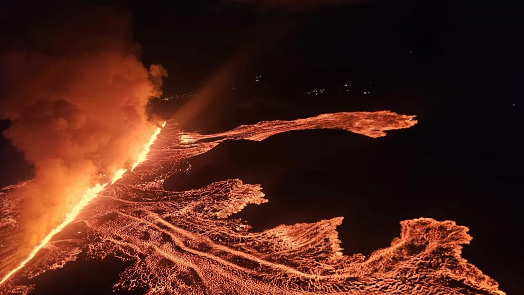 İZLANDA'NIN REYKJANES YARIMADASI'NDAKİ YANARDAĞ 7. KEZ PATLADI
