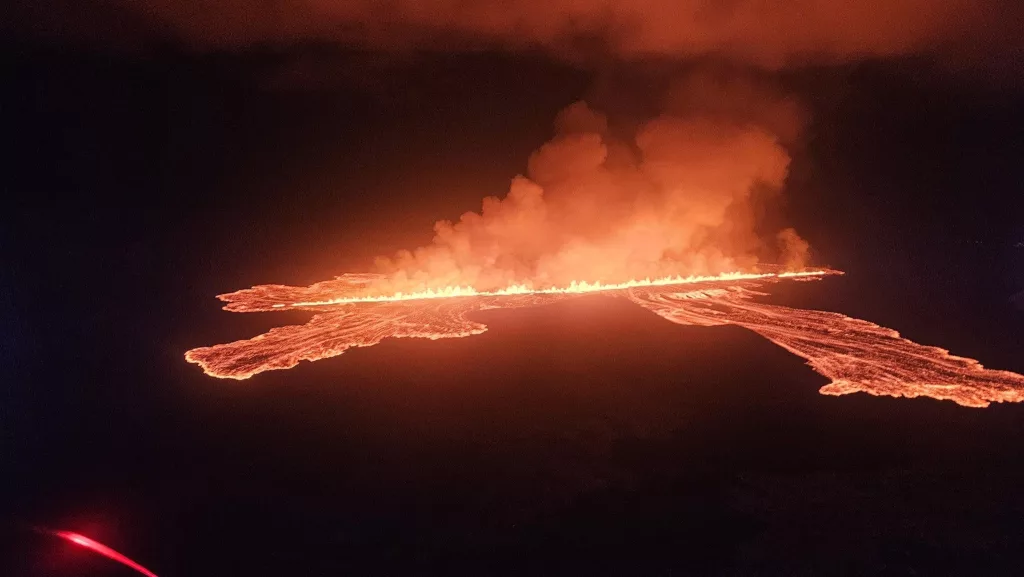 İZLANDA'NIN REYKJANES YARIMADASI'NDAKİ YANARDAĞ 7. KEZ PATLADI