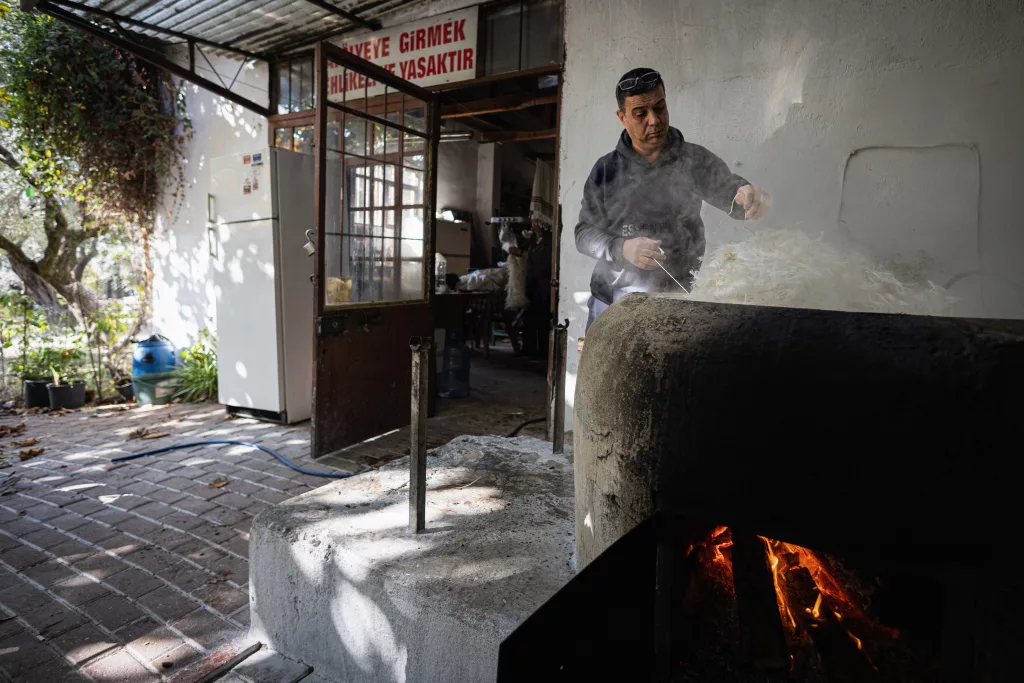 50 YAŞINDA HOBİ, 60 YAŞINDA MESLEĞİ OLDU: YURT DIŞINA BİLE AÇILDI EMEKLİ OLUP KÖŞESİNE ÇEKİLMEDİ, İPEK MERAKI ARANAN BİR İSİM YAPTI İPEK BÖCEĞİ GİRİŞİMCİSİ GÜLFER KESKİN: "50 YAŞINDAN SONRA HOBİM, 60 YAŞINDAN SONRA DA HOBİM İŞİM OLDU" "GEÇMİŞTE ÇARŞAFLAR, PEŞTAMALLAR DOKUNMUŞ; AMA YENİ ÜRETİM ÖNEMLİ"