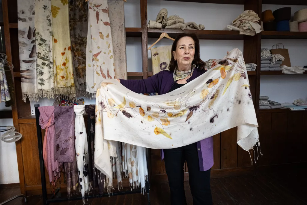 50 YAŞINDA HOBİ, 60 YAŞINDA MESLEĞİ OLDU: YURT DIŞINA BİLE AÇILDI EMEKLİ OLUP KÖŞESİNE ÇEKİLMEDİ, İPEK MERAKI ARANAN BİR İSİM YAPTI İPEK BÖCEĞİ GİRİŞİMCİSİ GÜLFER KESKİN: "50 YAŞINDAN SONRA HOBİM, 60 YAŞINDAN SONRA DA HOBİM İŞİM OLDU" "GEÇMİŞTE ÇARŞAFLAR, PEŞTAMALLAR DOKUNMUŞ; AMA YENİ ÜRETİM ÖNEMLİ"