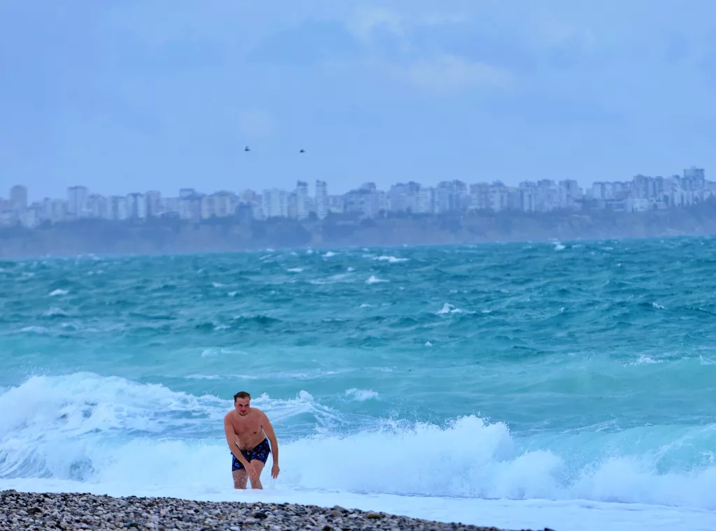 RUS TURİST FIRTINANIN OLUŞTURDUĞU DEV DALGALAR ARASINDA DENİZE GİRDİ, CEKET GİYENLERE GÜLDÜ ANTALYA'DA FIRTINA ETKİSİNİ GÖSTERMEYE BAŞLADI, DEV DALGALAR OLUŞTU, MARTI VE KARGALAR UÇMAKTA GÜÇLÜK ÇEKTİ RUS TURİST: "NEDEN CEKET GİYİYORSUNUZ GERÇEKTEN SİZİ ANLAMIYORUM"