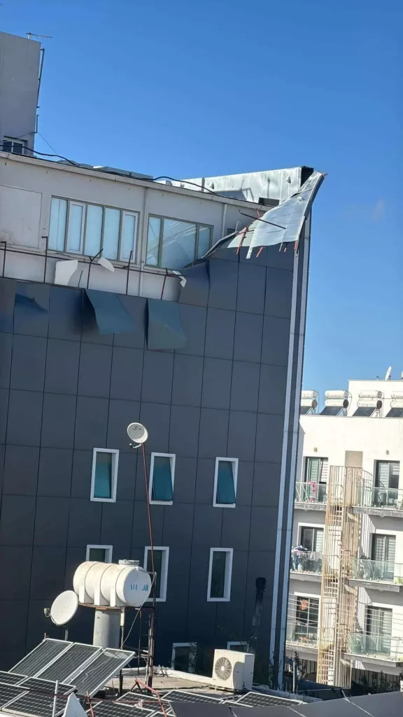 KKTC'DE FIRTINADA AĞAÇLAR DEVRİLDİ, ÇATILAR UÇTU