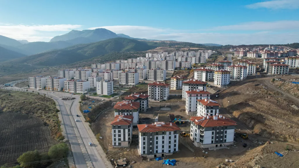 MANİSALI MAHALLENİN ÇİNLİ KOMŞU HEYECANI ÇİNLİ OTOMOTİV DEVİ BYD, 2 BİN 500 ÇİNLİ ÇALIŞANIYLA MANİSA'YA GELİYOR MANİSA BÜYÜKŞEHİR BELEDİYE BAŞKANI ZEYREK 'ÇİN MAHALLESİ' İDDİALARINA AÇIKLIK GETİRDİ "ŞEHİRDEN TECRİT EDİLMİŞ BİR 'ÇİN KÖYÜ'NDEN BAHSETMİYORUM"