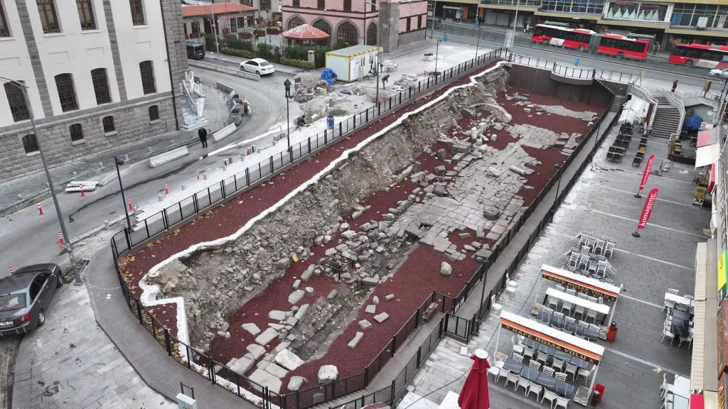 ANKARA BÜYÜKŞEHİR ROMA UYGARLIK DÖNEMİNİN ÖNEMLİ BİR MİRASINI DAHA AYAĞA KALDIRIYOR ANKARA BÜYÜKŞEHİR BELEDİYESİ, ULUS'UN TARİHİ DOKUSUNUN KORUNMASI VE KÜLTÜREL TURİZME KAZANDIRILMASI AMACIYLA ÇALIŞMALARINI TİTİZLİKLE YÜRÜTÜYOR KÜLTÜR VE TURİZM BAKANLIĞI İLE YAPILAN PROTOKOL KAPSAMINDA; ULUS TARİHİ KENT MERKEZİ İÇERİSİNDE YER ALAN "ANTİK ROMA YOLU"NUN KURTARMA VE ONARIM ÇALIŞMALARININ YÜZDE 90'I TAMAMLANDI