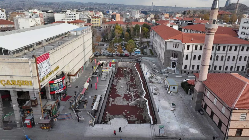 ANKARA BÜYÜKŞEHİR ROMA UYGARLIK DÖNEMİNİN ÖNEMLİ BİR MİRASINI DAHA AYAĞA KALDIRIYOR ANKARA BÜYÜKŞEHİR BELEDİYESİ, ULUS'UN TARİHİ DOKUSUNUN KORUNMASI VE KÜLTÜREL TURİZME KAZANDIRILMASI AMACIYLA ÇALIŞMALARINI TİTİZLİKLE YÜRÜTÜYOR KÜLTÜR VE TURİZM BAKANLIĞI İLE YAPILAN PROTOKOL KAPSAMINDA; ULUS TARİHİ KENT MERKEZİ İÇERİSİNDE YER ALAN "ANTİK ROMA YOLU"NUN KURTARMA VE ONARIM ÇALIŞMALARININ YÜZDE 90'I TAMAMLANDI