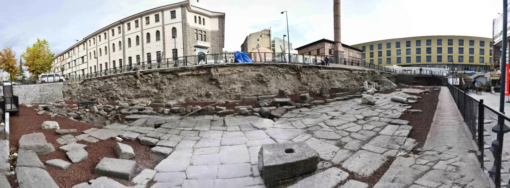 ANKARA BÜYÜKŞEHİR ROMA UYGARLIK DÖNEMİNİN ÖNEMLİ BİR MİRASINI DAHA AYAĞA KALDIRIYOR ANKARA BÜYÜKŞEHİR BELEDİYESİ, ULUS'UN TARİHİ DOKUSUNUN KORUNMASI VE KÜLTÜREL TURİZME KAZANDIRILMASI AMACIYLA ÇALIŞMALARINI TİTİZLİKLE YÜRÜTÜYOR KÜLTÜR VE TURİZM BAKANLIĞI İLE YAPILAN PROTOKOL KAPSAMINDA; ULUS TARİHİ KENT MERKEZİ İÇERİSİNDE YER ALAN "ANTİK ROMA YOLU"NUN KURTARMA VE ONARIM ÇALIŞMALARININ YÜZDE 90'I TAMAMLANDI