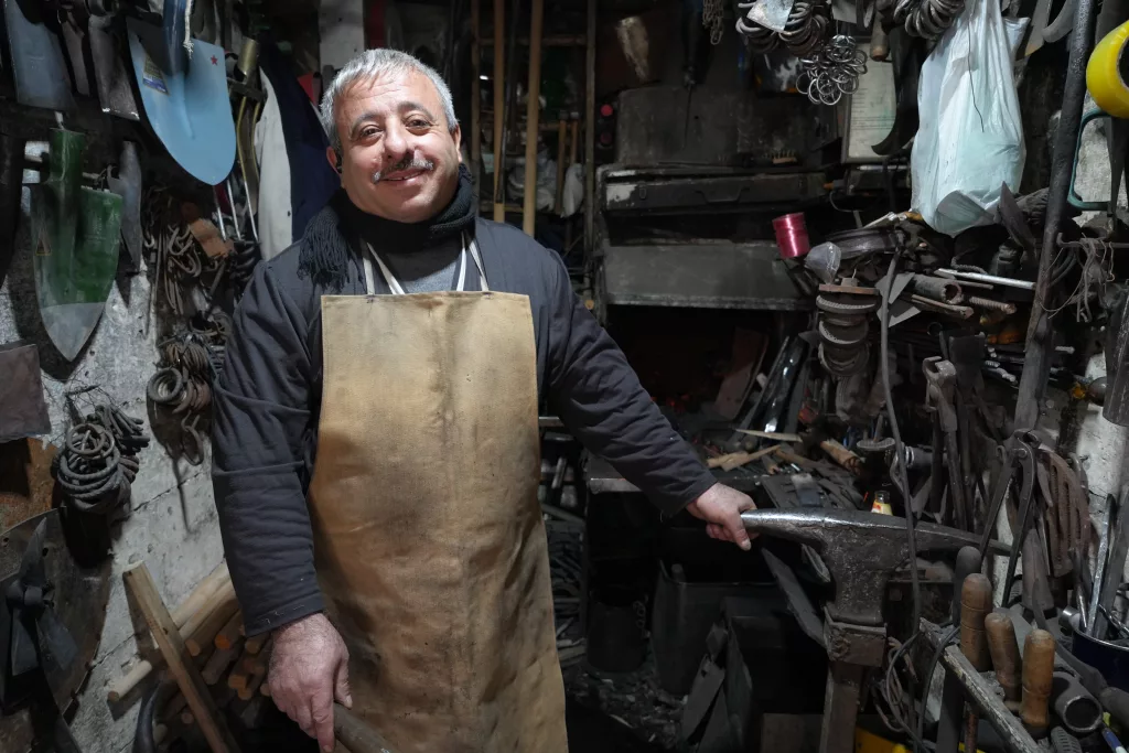 UNUTULMAYA YÜZ TUTMUŞ DEMİRCİLİK MESLEĞİNİ 30 YILDIR İLK GÜNKÜ AŞK İLE DEVAM ETTİRİYOR