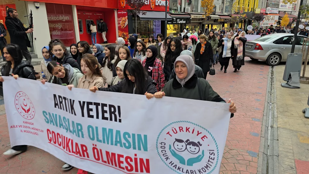 DÜNYA ÇOCUK HAKLARI GÜNÜ'NDE FİLİSTİNLİ ÇOCUKLAR UNUTULMADI