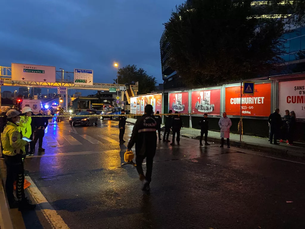BAKIRKÖY'DE TRAFİK KAZASINA MÜDAHALE EDEN POLİS EKİPLERİNİN ARASINA İETT OTOBÜSÜ DALDI, 1 POLİS ŞEHİT OLDU