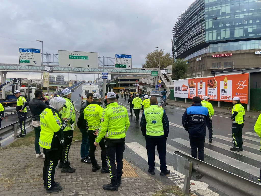 BAKIRKÖY'DE TRAFİK KAZASINA MÜDAHALE EDEN POLİS EKİPLERİNİN ARASINA İETT OTOBÜSÜ DALDI, 1 POLİS ŞEHİT OLDU