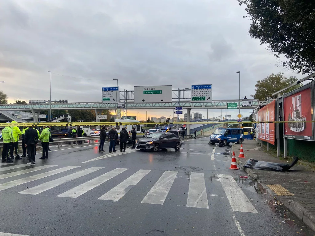 BAKIRKÖY'DE TRAFİK KAZASINA MÜDAHALE EDEN POLİS EKİPLERİNİN ARASINA İETT OTOBÜSÜ DALDI, 1 POLİS ŞEHİT OLDU