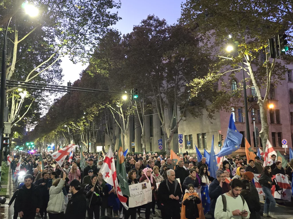 GÜRCİSTAN'DA MUHALEFET PARTİLERİNDEN PROTESTO YÜRÜYÜŞÜ: "YENİDEN SEÇİM İSTİYORUZ"