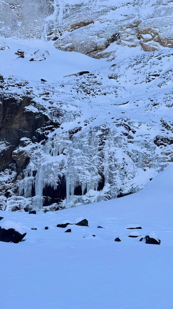 HAKKARİ'DE 20 BİN YILLIK BUZUL BÖLGESİNDE MUHTEŞEM MANZARALAR OLUŞTU 20 BİN YILLIK BUZUL BÖLGESİNDEKİ ŞELALE DE DONDU